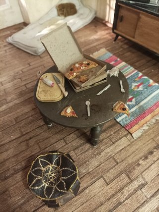 Pouf marocain, table basse et pizzas dans le décors des colocs