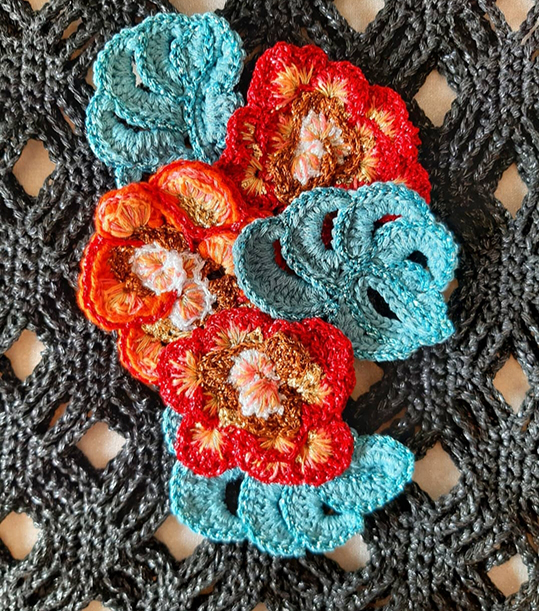 Fleurs en coton et lurex crochetées et rebrodées (peinture à l'aiguille)