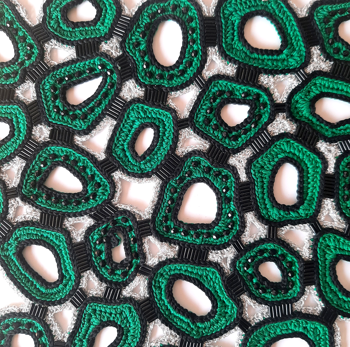 Eléments en coton et lurex crocheté rebrodés de perles et tubes