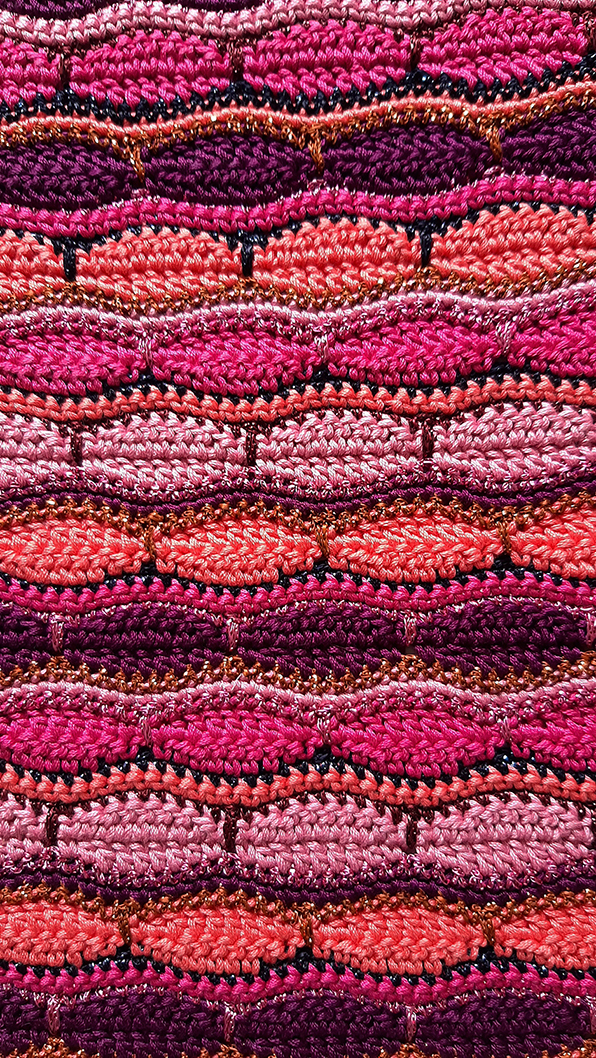 Motif de briques multicolores en coton et lurex au crochet