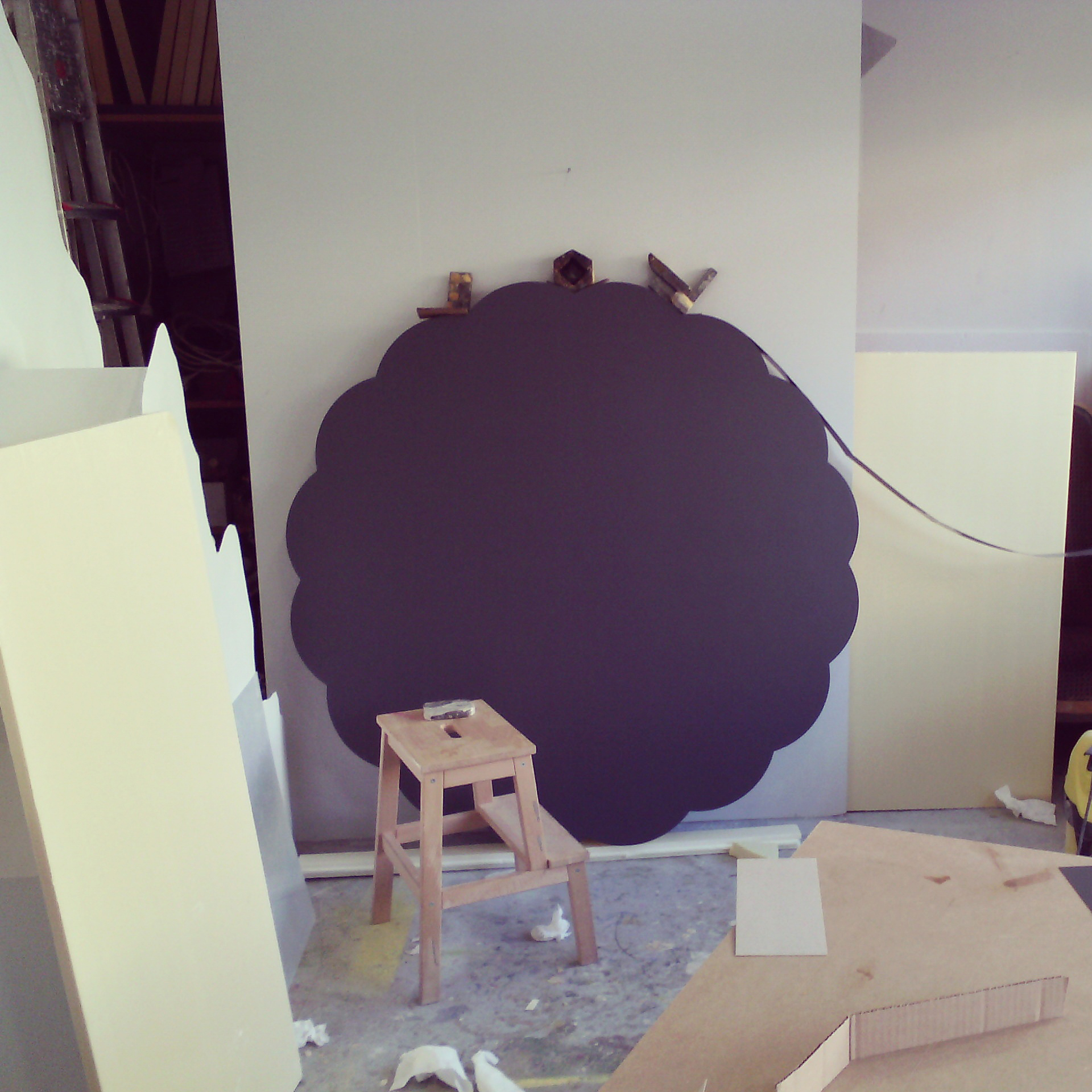 Travail d'une rosace bleu à L'atelier pour l'exposition Olivier ROCHEAU