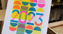 Conception graphique  et réalisation d'une carte de vœux 2023, imprimée en sérigraphie, 3 couleurs. - Maryse GUITTET-graphiste