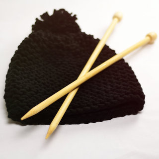 Modèle de bonnet à tricoter avec pompon